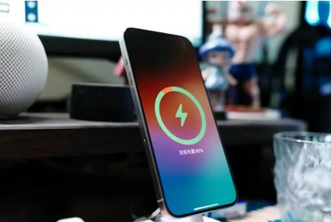 鲤城苹果15换屏服务分享用什么充电器给iPhone15充电更好 